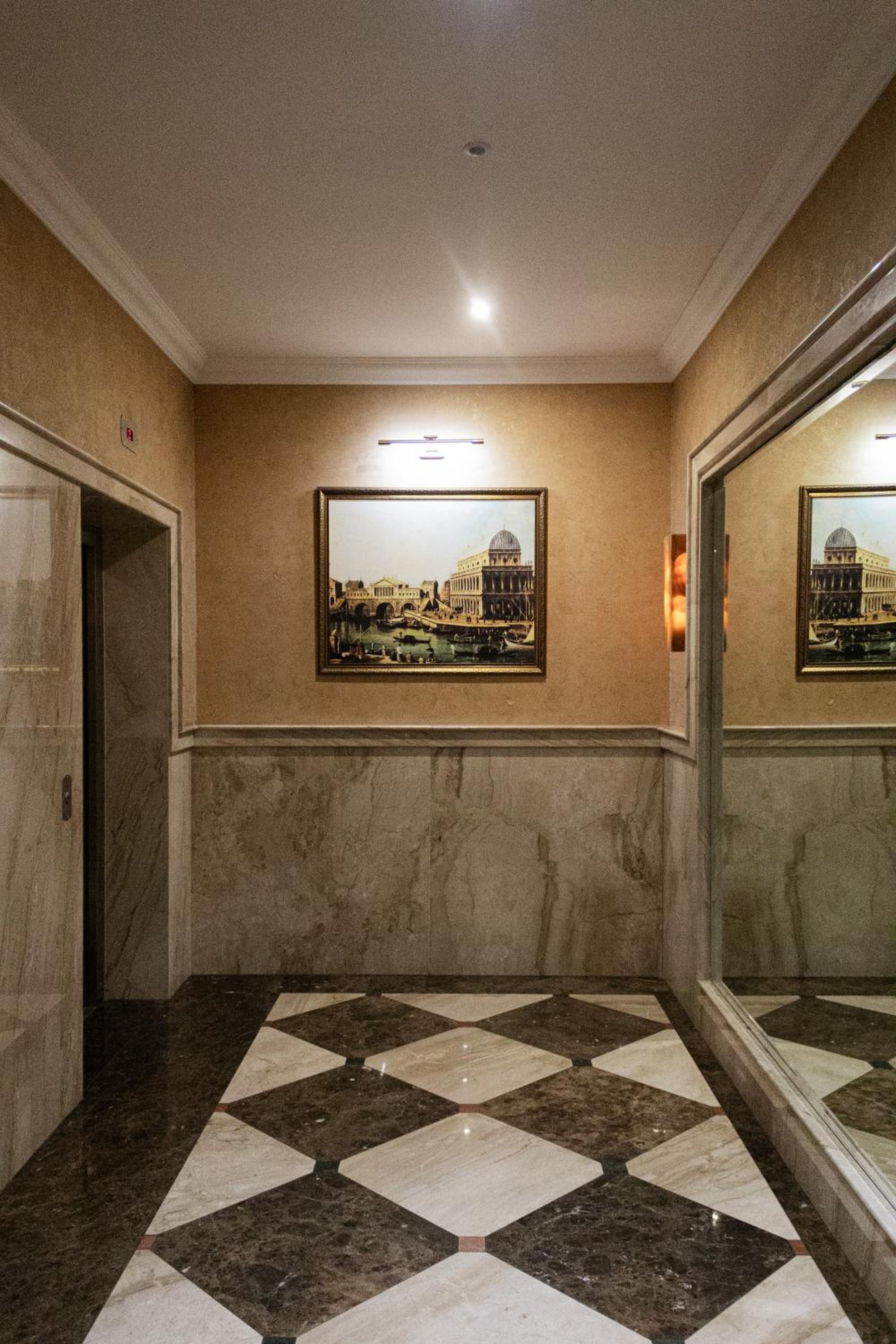 Central Luxury Antique Apartment