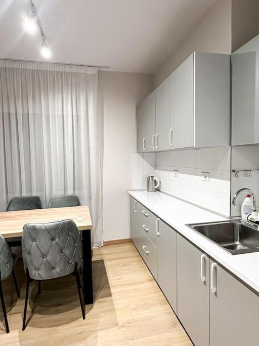 Elegant Rose City Center Oasis