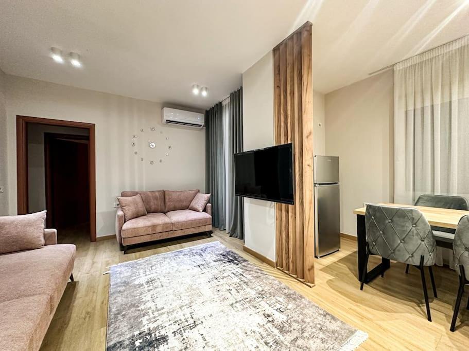 Elegant Rose City Center Oasis