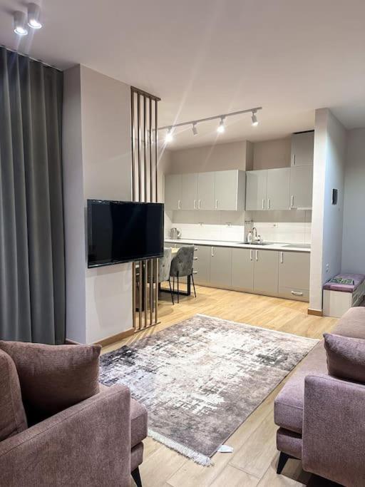 Elegant Rose City Center Oasis