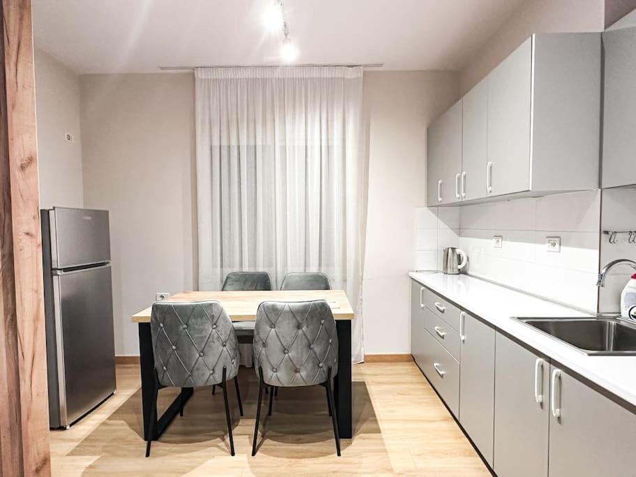 Elegant Rose City Center Oasis
