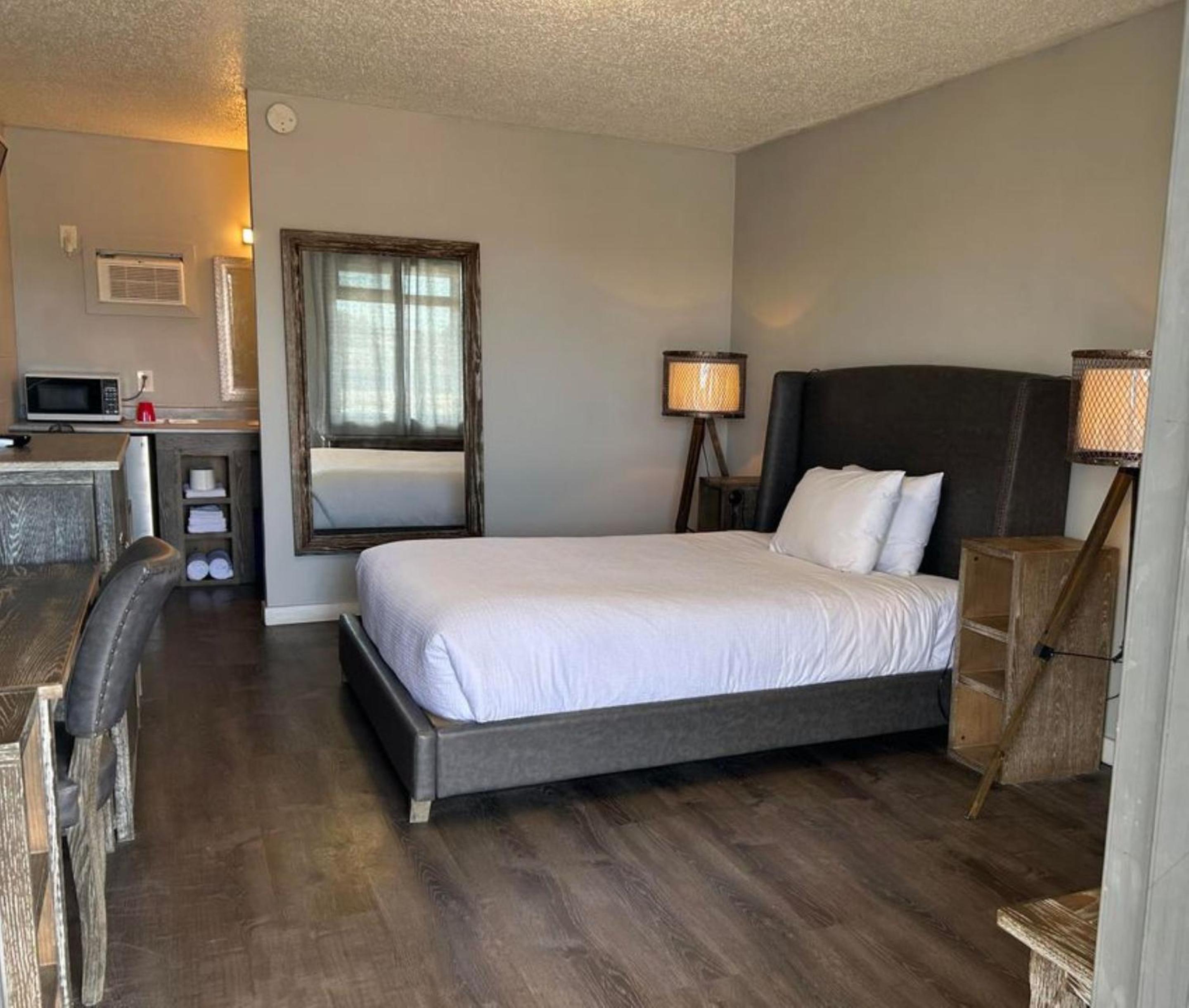 Grande Prairie Vacations - Parkside Inn - Property Image 9