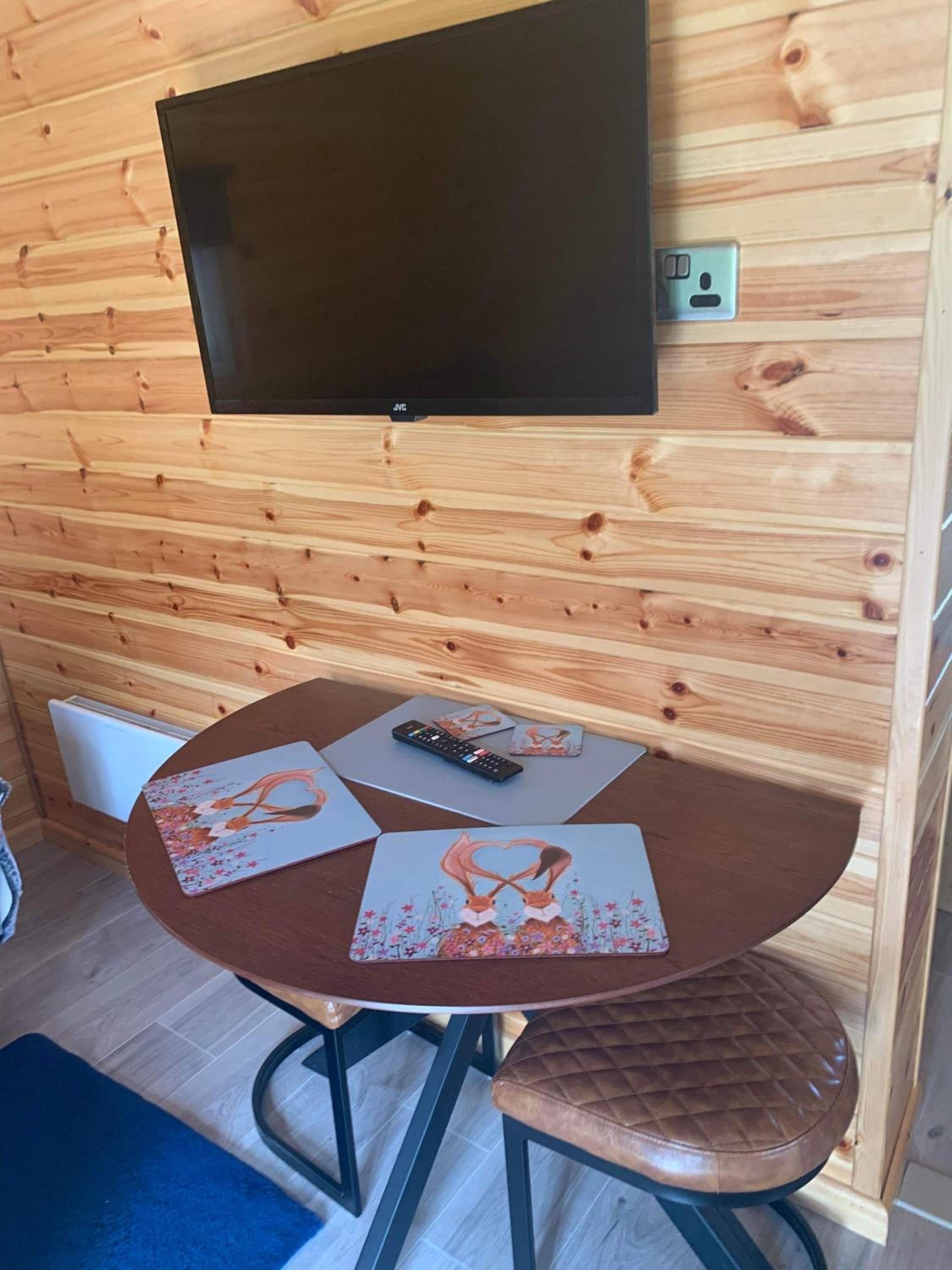 Barlosh Barony Tpod Lodge Ayrshire, elec jacuzzi, BBQ, Firepit, Pizza Oven, indoor outdoor terrace with amazing views, spacious inside and out
