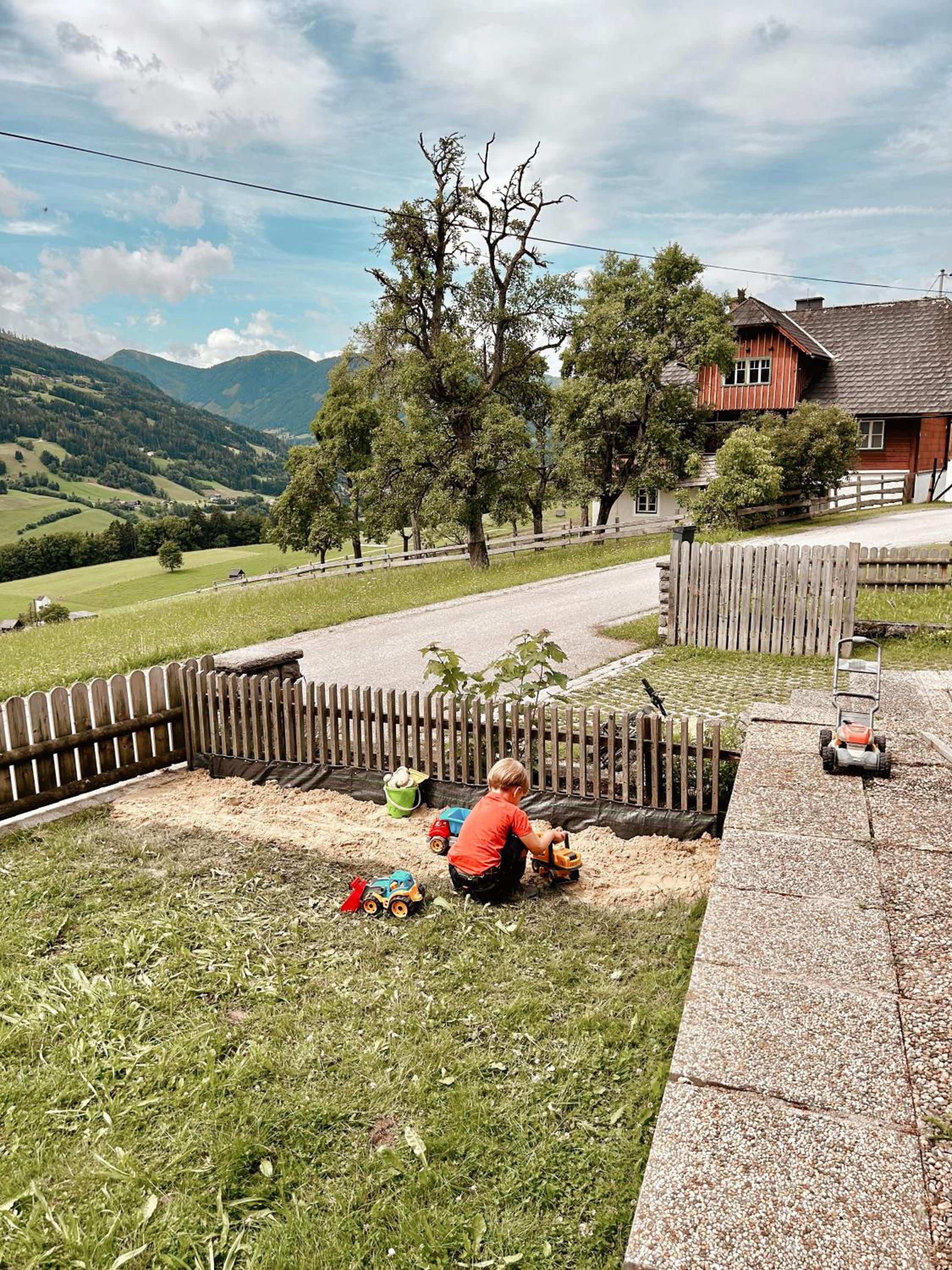 CHILLHAUS Pear Mountain by AA Holiday Homes