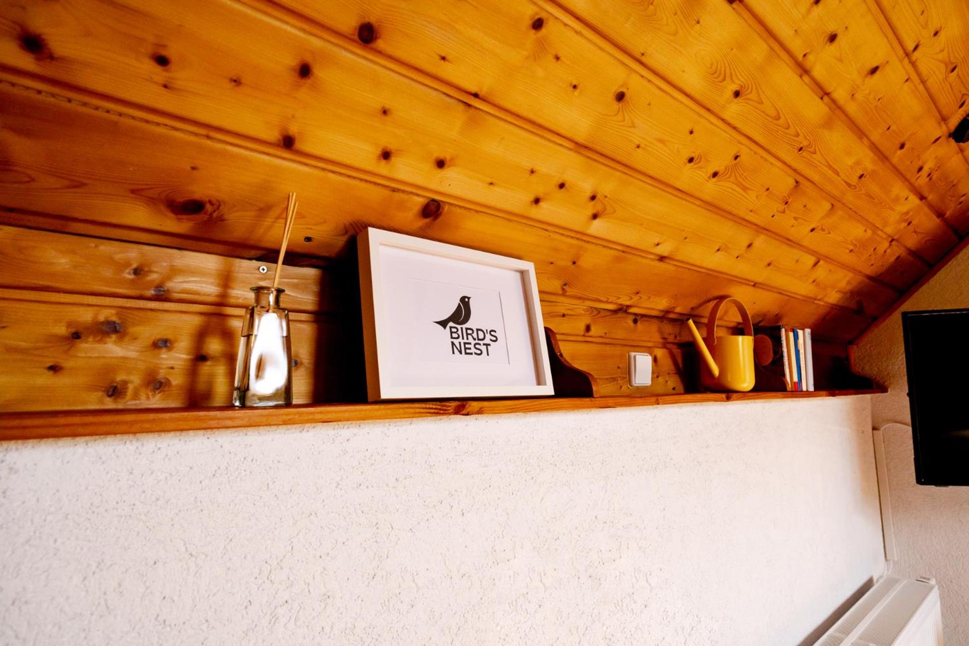 birds-nest Ferienwohnung Balkon Kaminofen