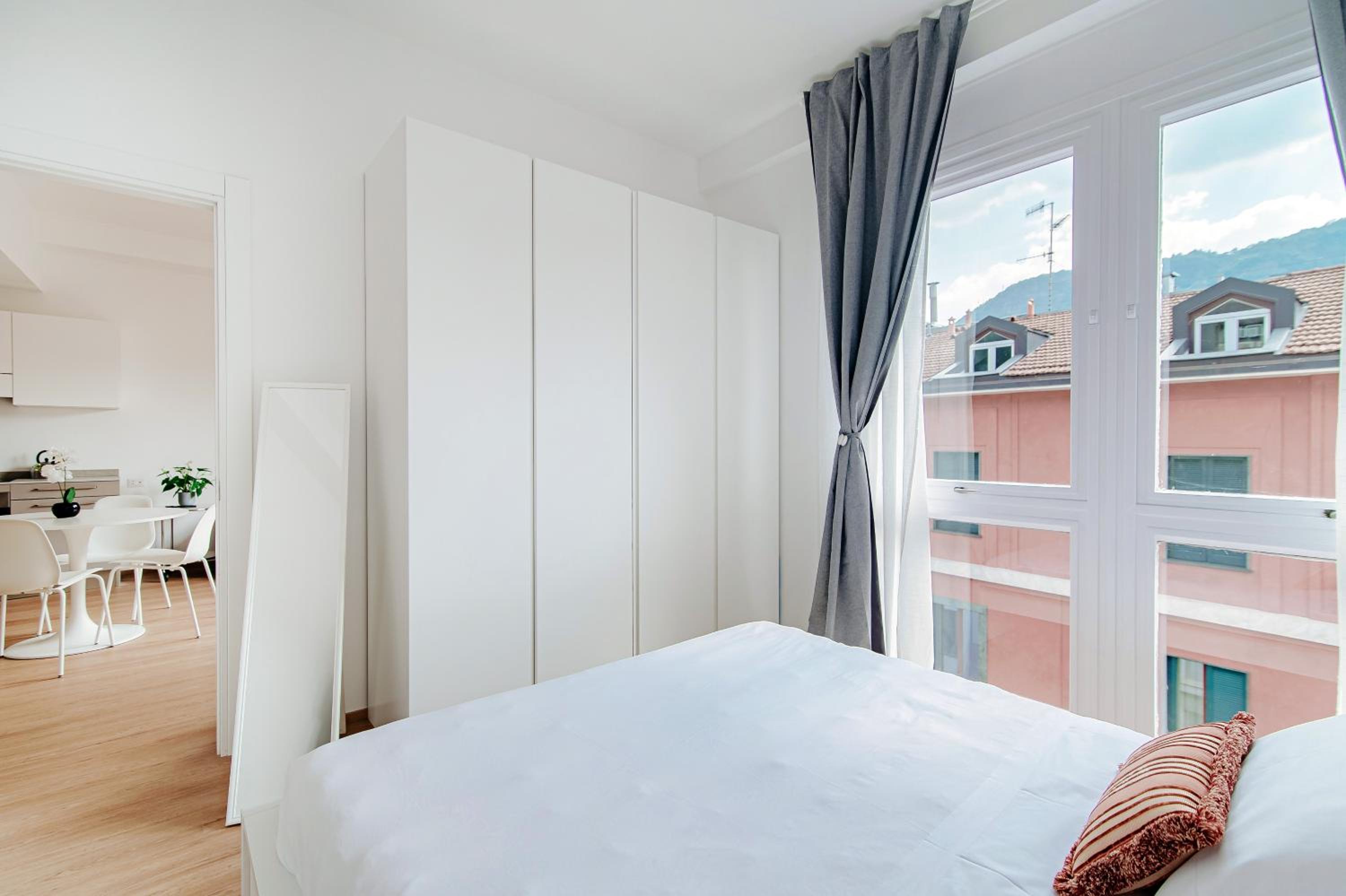 Downtown Como-Luxury Suites view 3