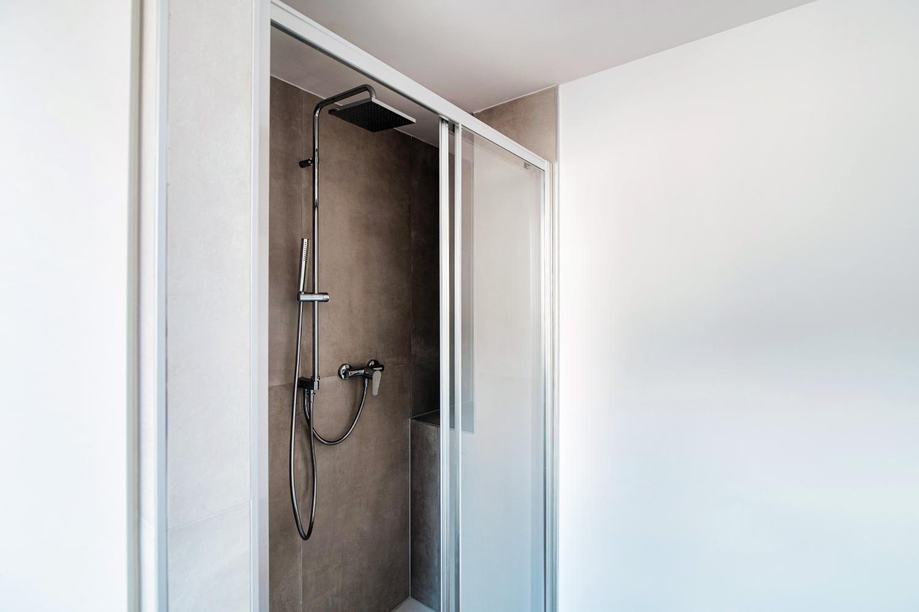 Downtown Como-Luxury Suites view 5