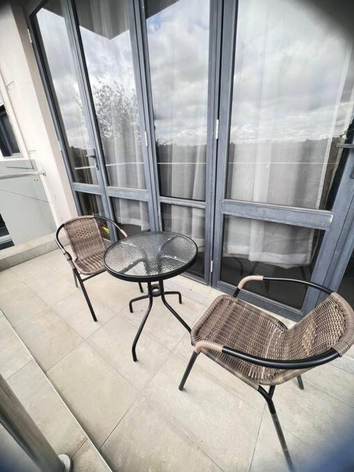 Modern 2-Bedroom Apartment Overlooking City Centre view 5