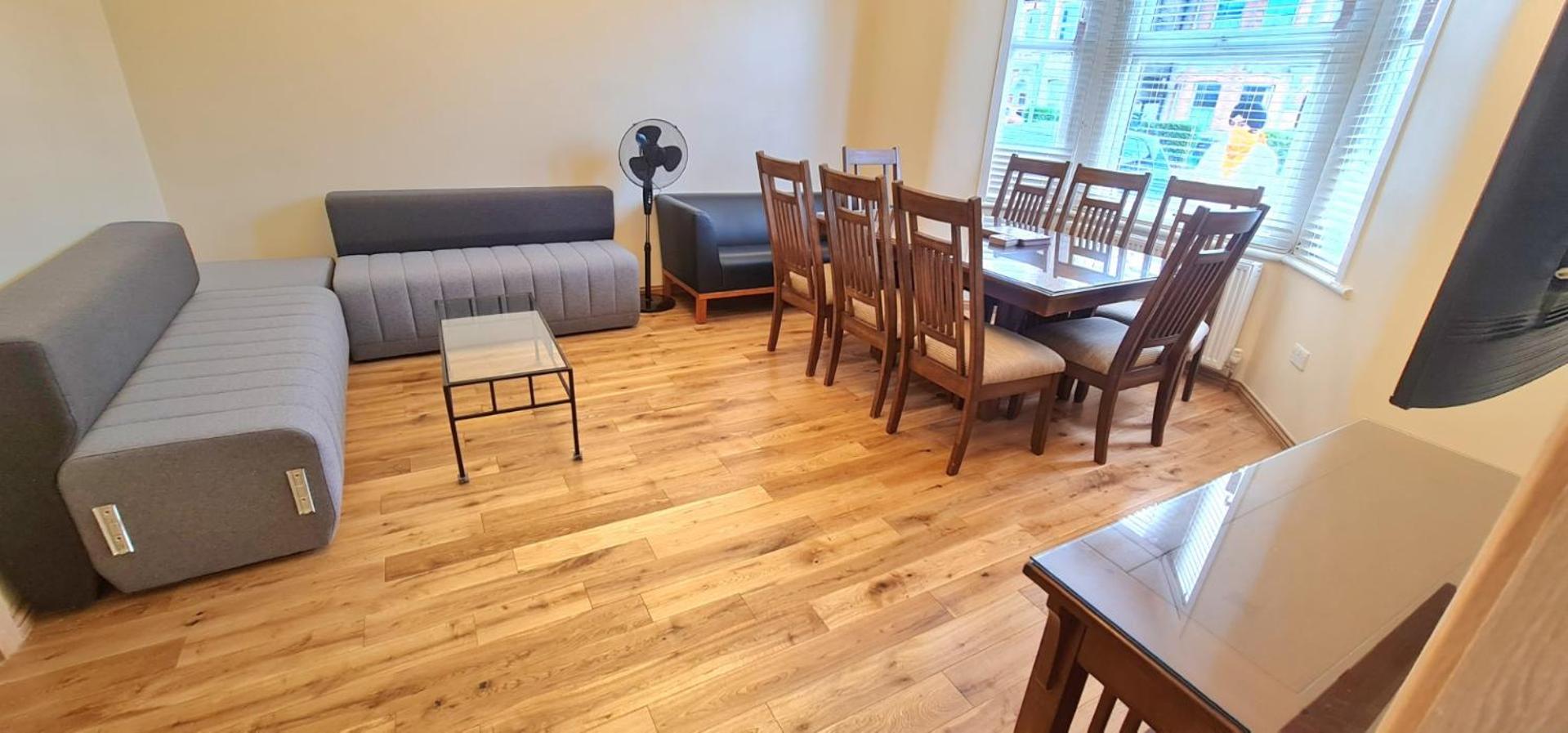 London Luxury 3 bedroom flat, 2 bathrooms, Living Room, free parking, 4 mins to station, garden view 2
