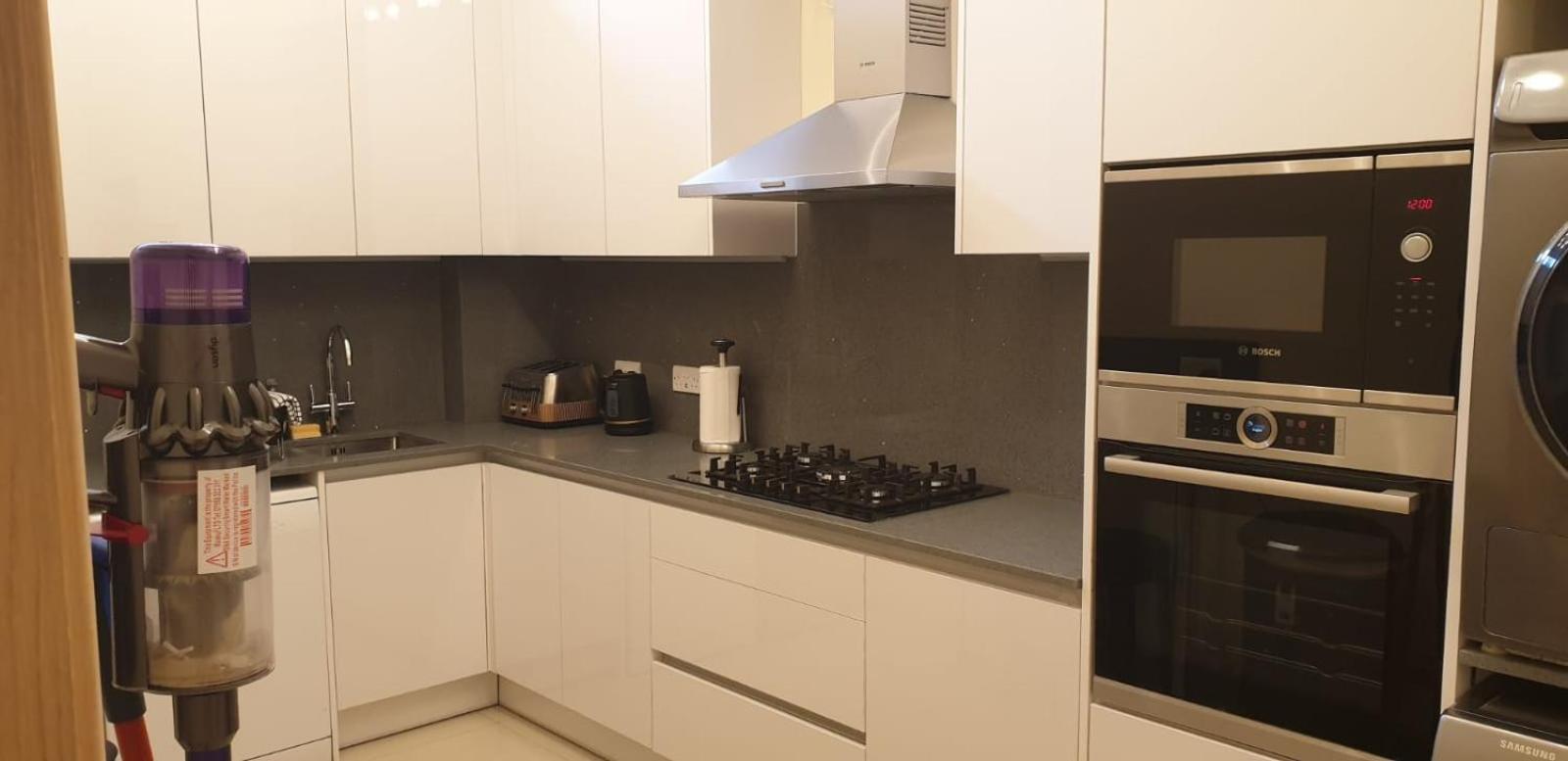 London Luxury 3 bedroom flat, 2 bathrooms, Living Room, free parking, 4 mins to station, garden view 4