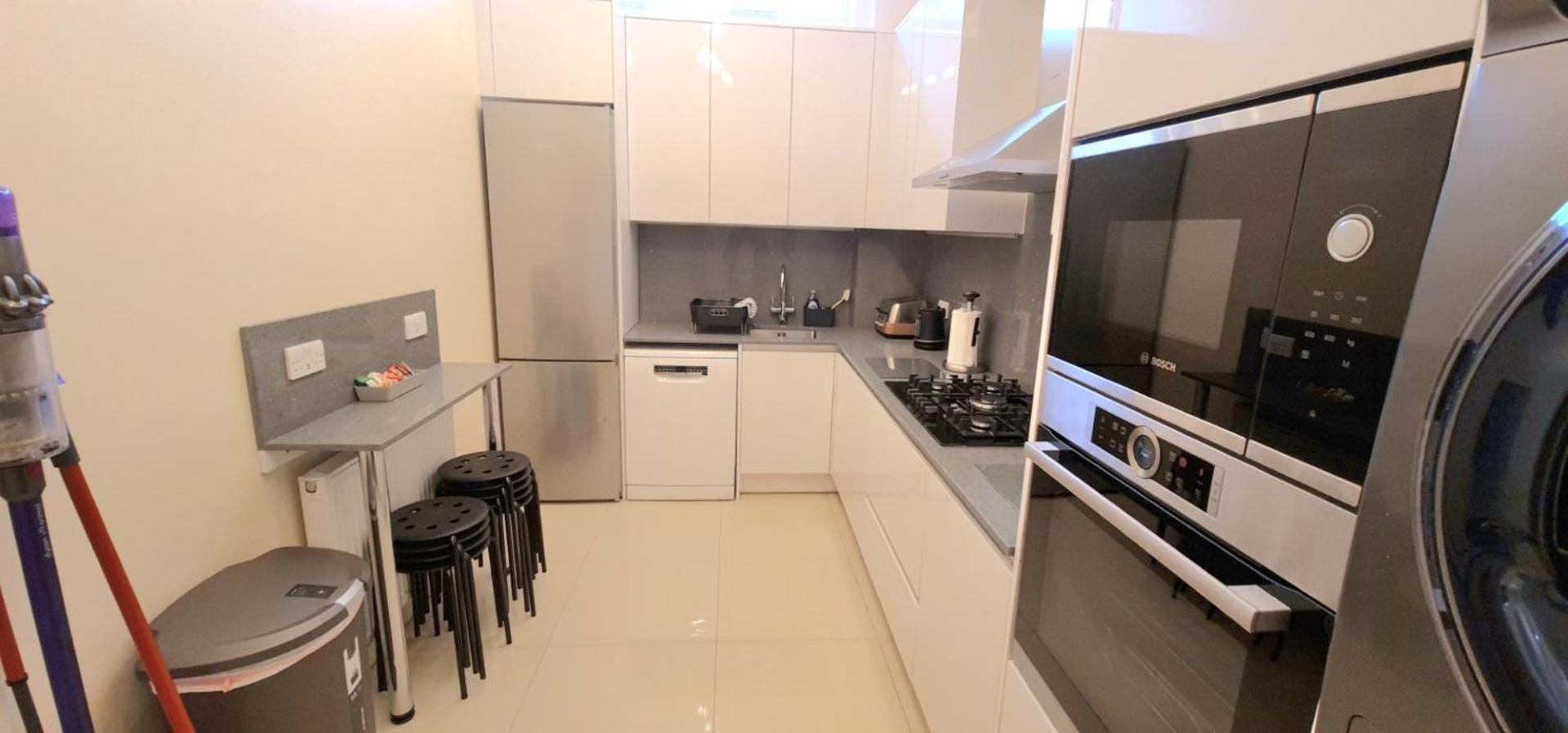 London Luxury 3 bedroom flat, 2 bathrooms, Living Room, free parking, 4 mins to station, garden view 3