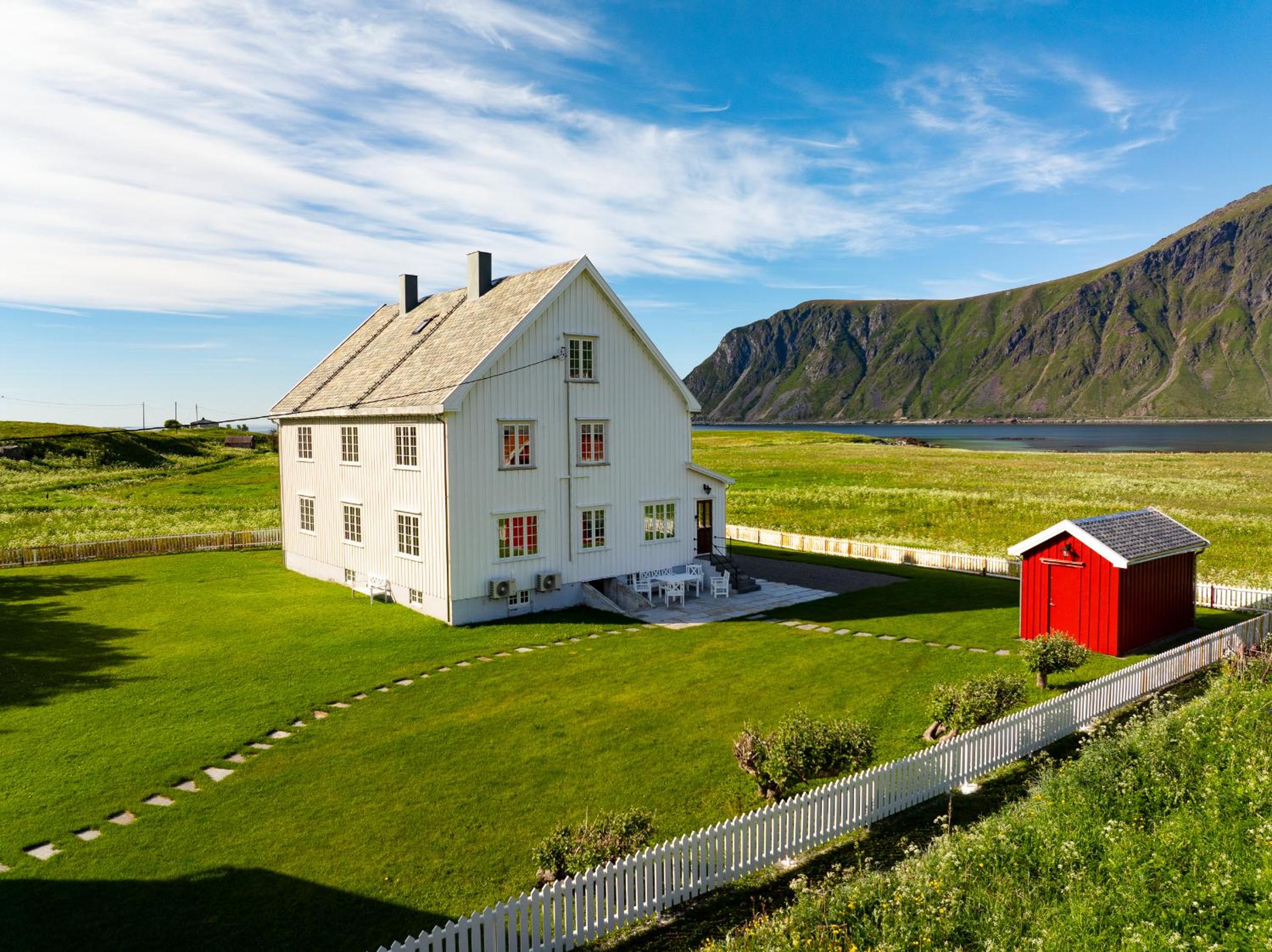 The Old Vicarage - Flakstad Lofoten view 3