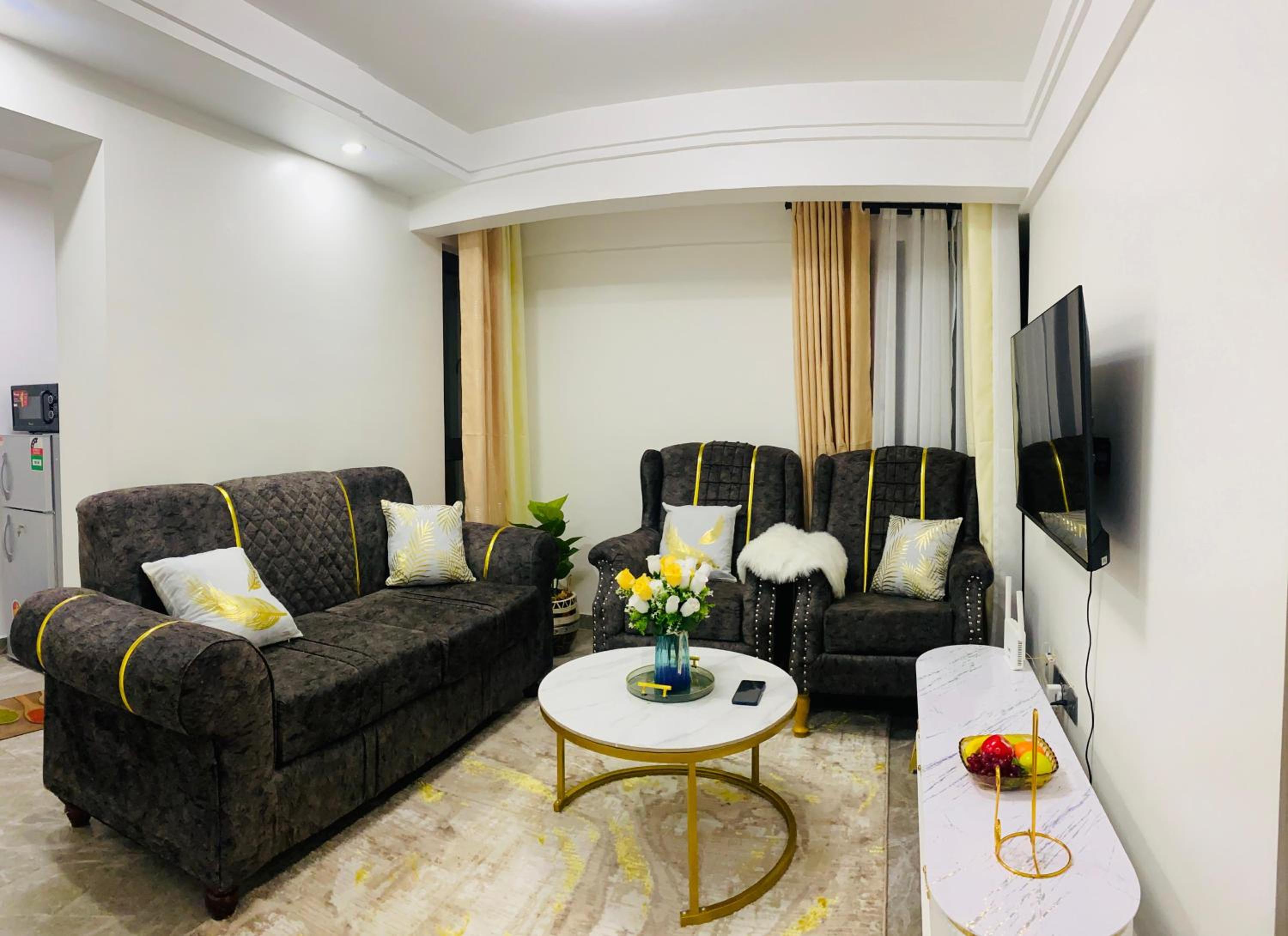 Luxurious 1Bedroom in Kilimani, Equipped gym, Serviced lift, Speedy Wifi, Garden Views, Kids play area, Proximity to yaya centre shopping malls, restaurant view 4