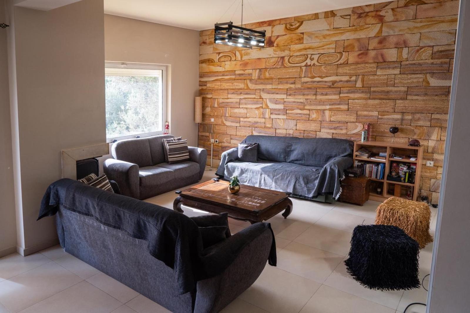 Angela quiet, modern house