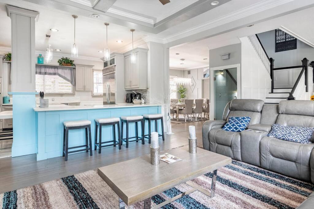 LUXURY 6000 sqft Mansion in Downtown Orlando Sleeps 12