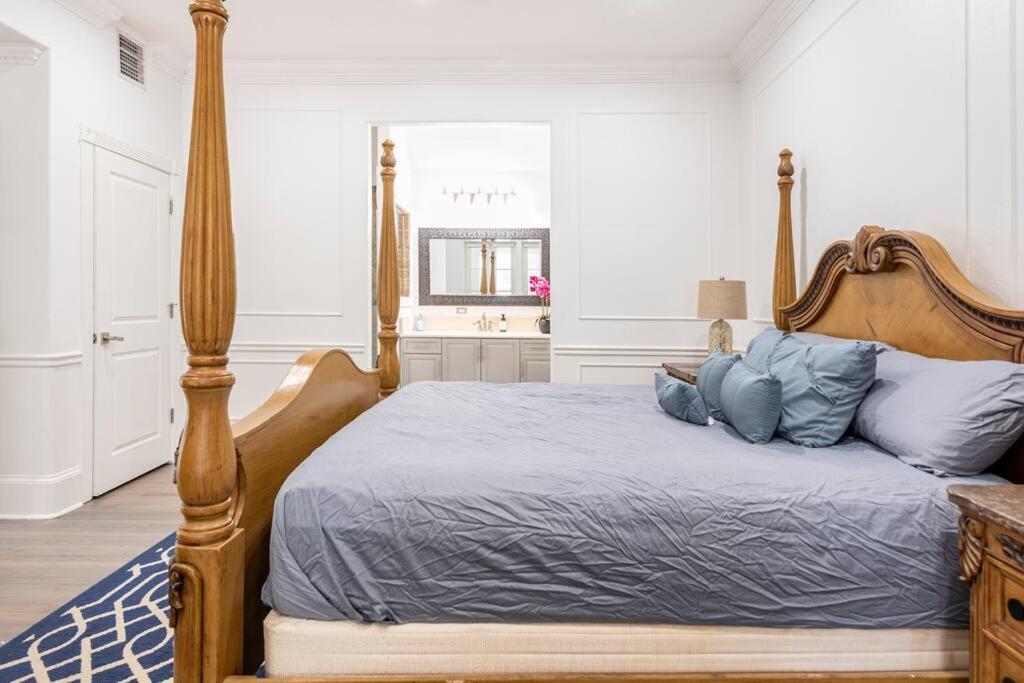 LUXURY 6000 sqft Mansion in Downtown Orlando Sleeps 12