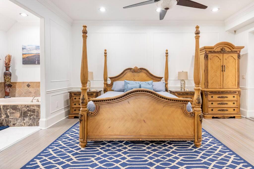 LUXURY 6000 sqft Mansion in Downtown Orlando Sleeps 12
