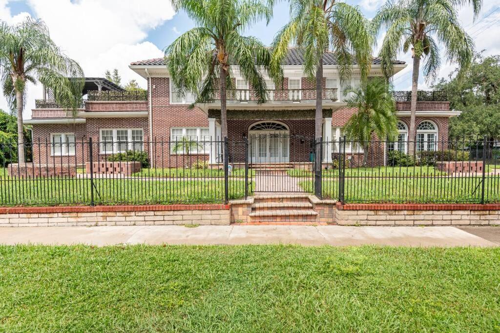 LUXURY 6000 sqft Mansion in Downtown Orlando Sleeps 12