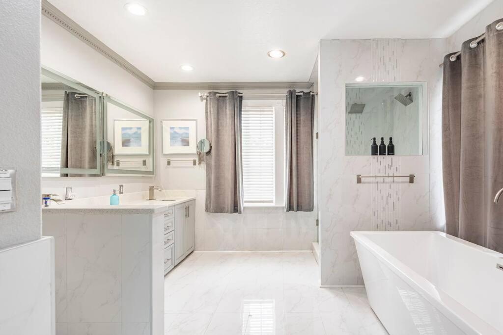 LUXURY 6000 sqft Mansion in Downtown Orlando Sleeps 12