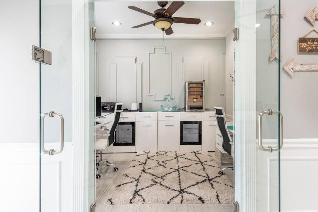 LUXURY 6000 sqft Mansion in Downtown Orlando Sleeps 12