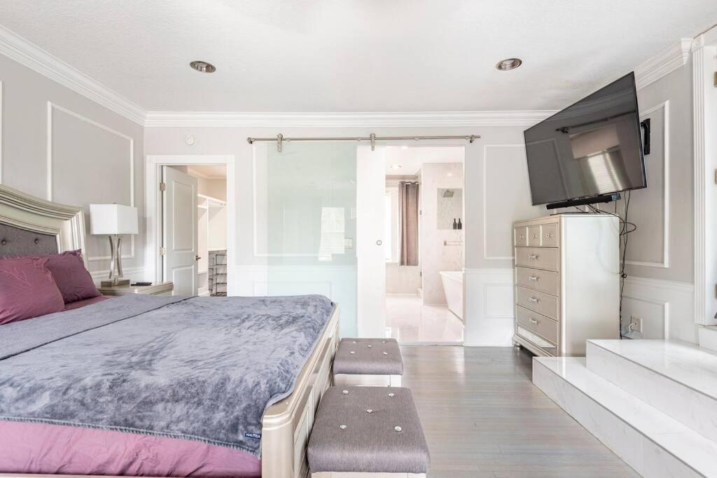 LUXURY 6000 sqft Mansion in Downtown Orlando Sleeps 12