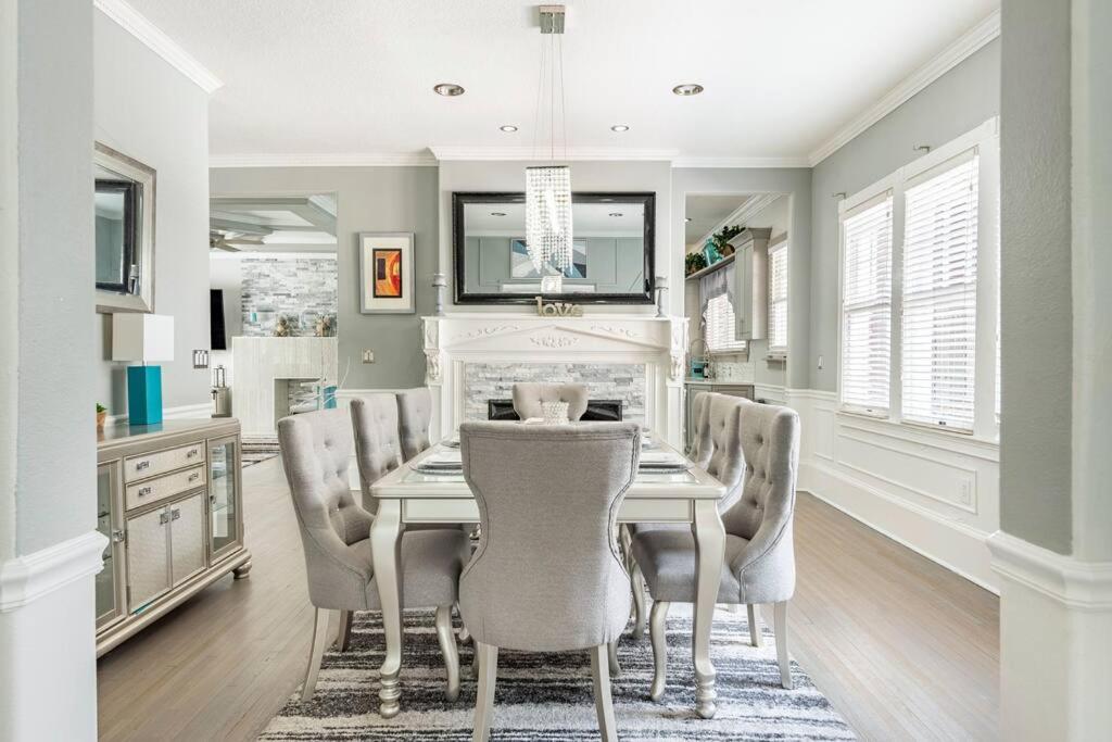 LUXURY 6000 sqft Mansion in Downtown Orlando Sleeps 12