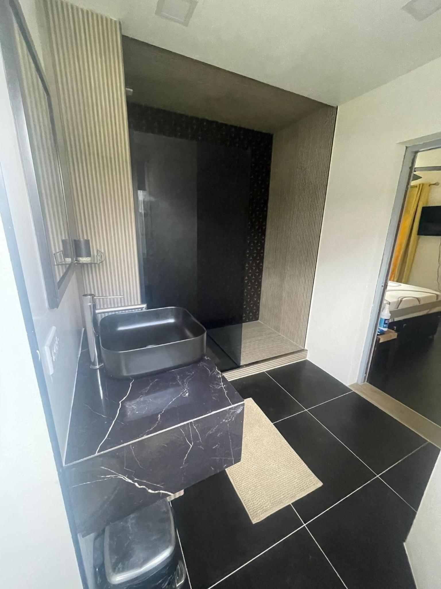 Scarlett Studios 1-US EMBASSY & America Uni 7 Mins Drive- Lloyd Erskine Centre & Ross Uni 5 Mins Drive - Holidays-The 1 Night Res Inc AIRPORT & EMBASSY Rou