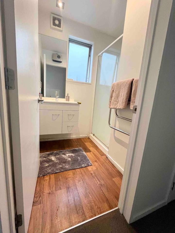 City Fringe Private Room - Your Urban Escape! view 5