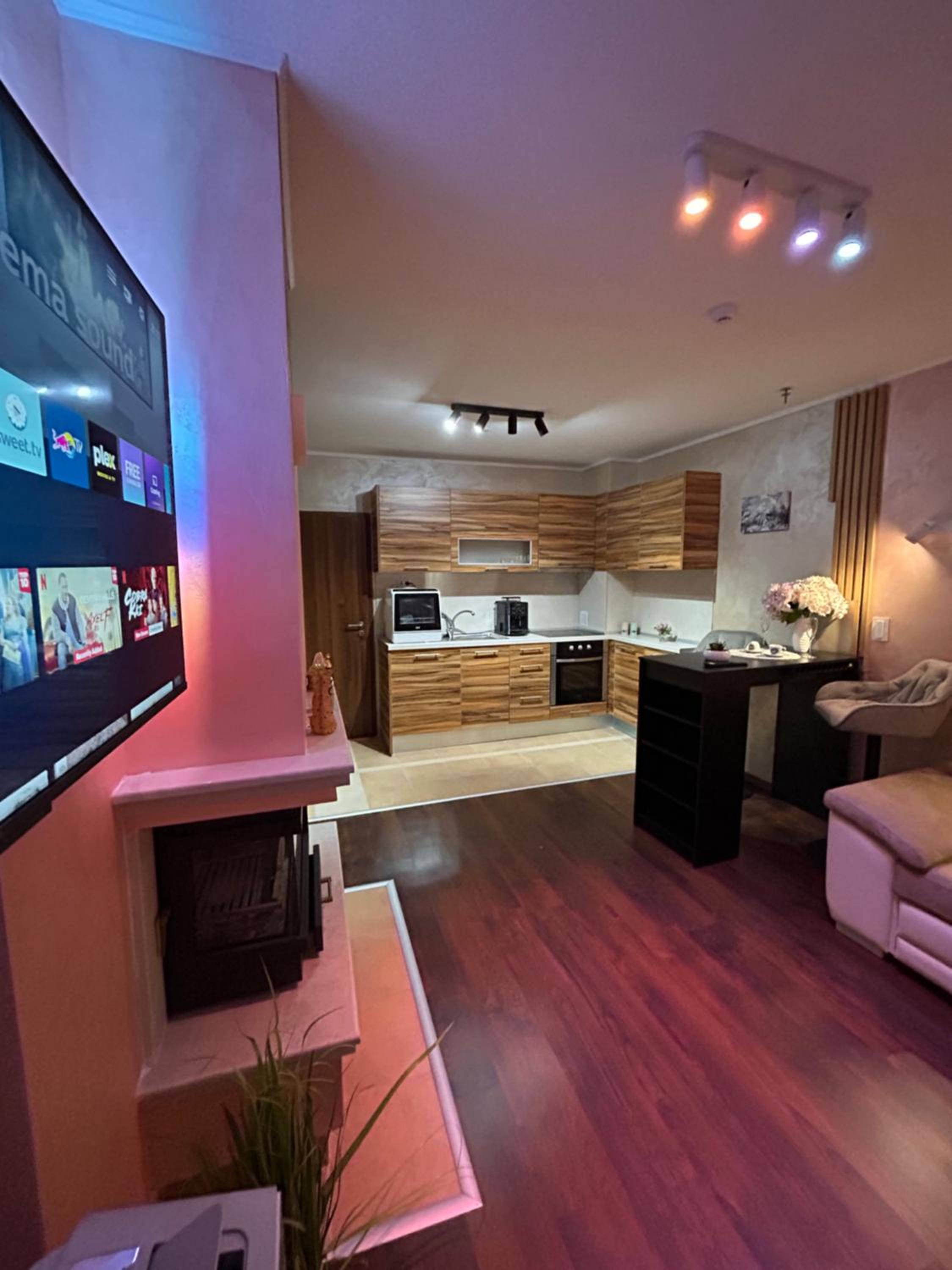 2-bedroom, 2-bathroom with fireplace and garden at Winslow Infinity