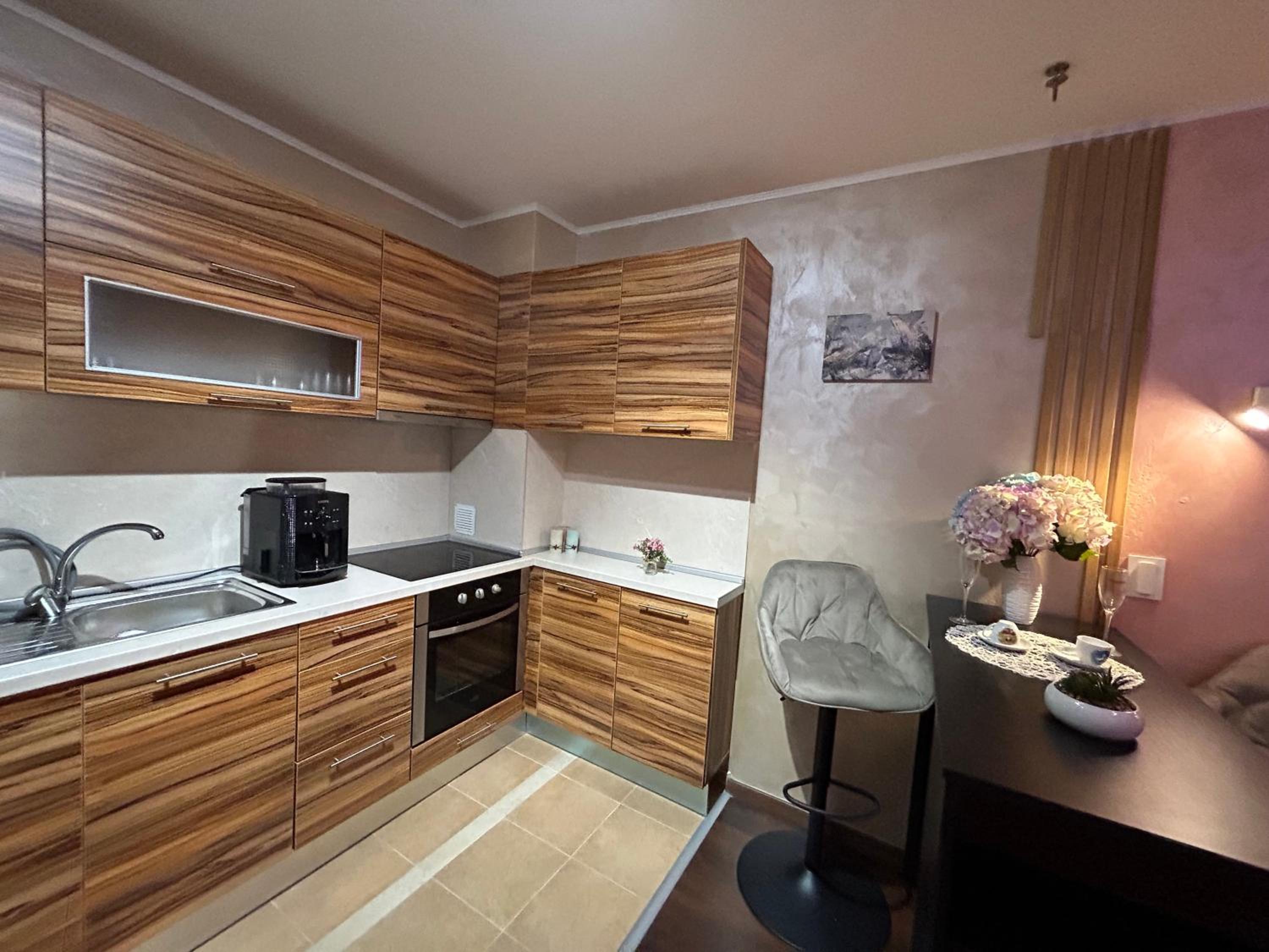 2-bedroom, 2-bathroom with fireplace and garden at Winslow Infinity