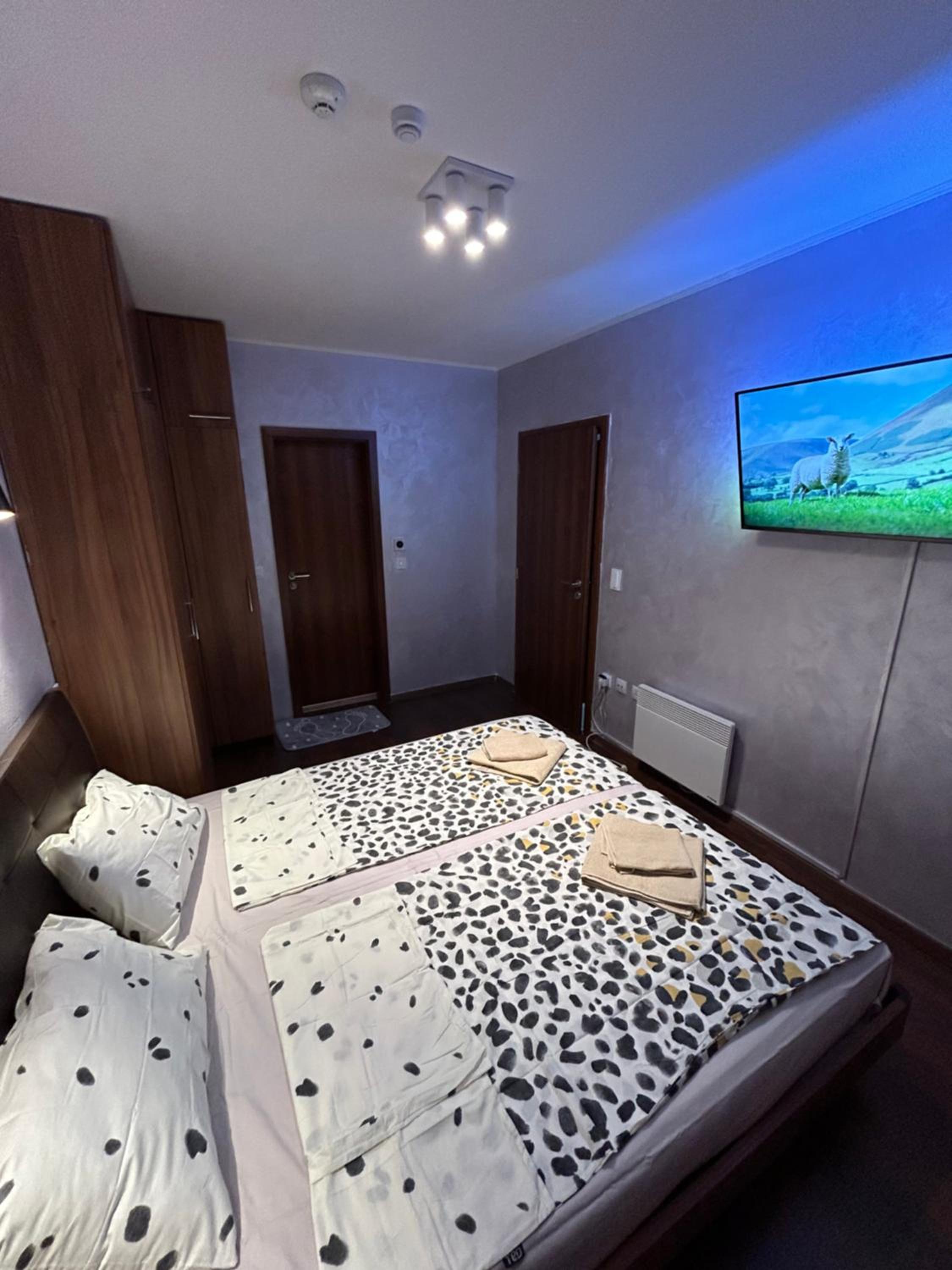 2-bedroom, 2-bathroom with fireplace and garden at Winslow Infinity