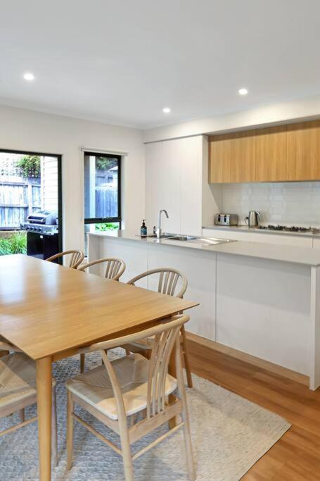 Madeley Family Getaway- Sleeping 8, central, aircon, close to shops, beach, parks, spacious
