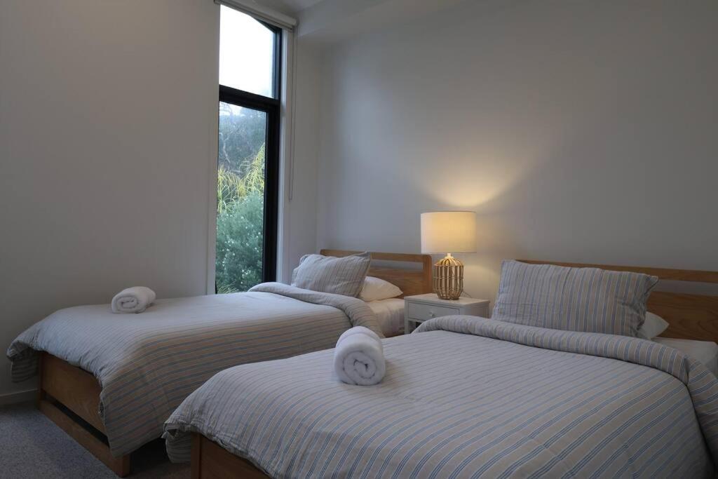 Madeley Family Getaway- Sleeping 8, central, aircon, close to shops, beach, parks, spacious