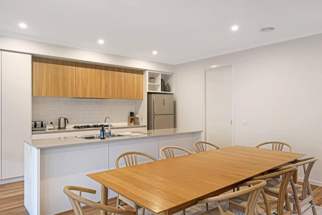 Madeley Family Getaway- Sleeping 8, central, aircon, close to shops, beach, parks, spacious
