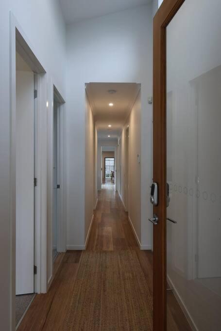 Madeley Family Getaway- Sleeping 8, central, aircon, close to shops, beach, parks, spacious