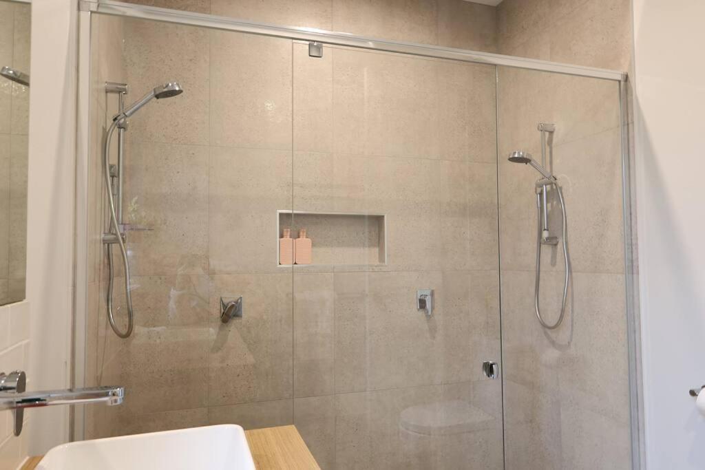 Madeley Family Getaway- Sleeping 8, central, aircon, close to shops, beach, parks, spacious