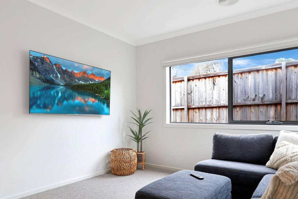 Madeley Family Getaway- Sleeping 8, central, aircon, close to shops, beach, parks, spacious