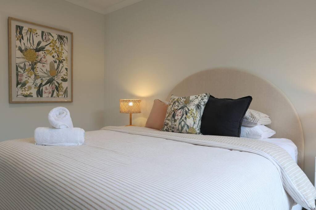 Madeley Family Getaway- Sleeping 8, central, aircon, close to shops, beach, parks, spacious