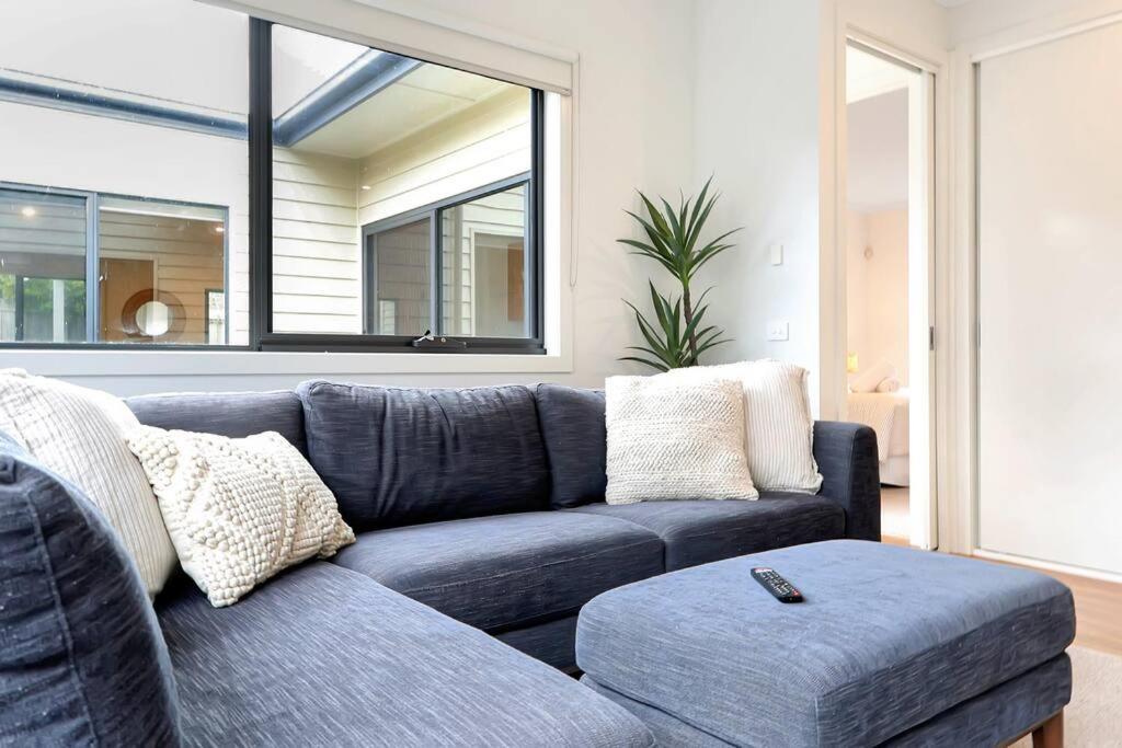 Madeley Family Getaway- Sleeping 8, central, aircon, close to shops, beach, parks, spacious
