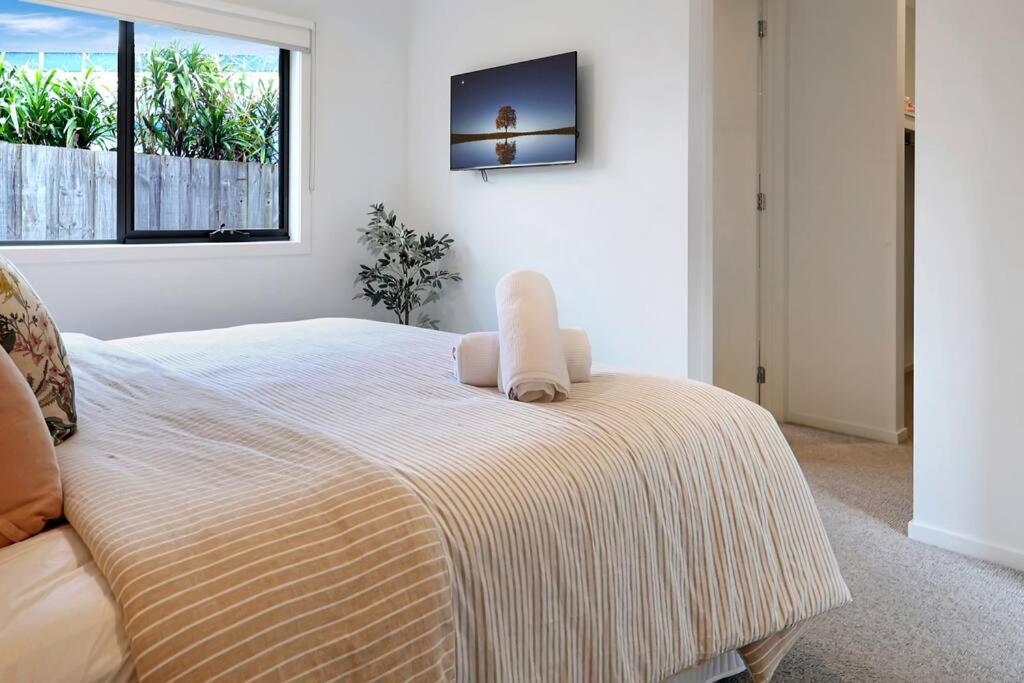 Madeley Family Getaway- Sleeping 8, central, aircon, close to shops, beach, parks, spacious