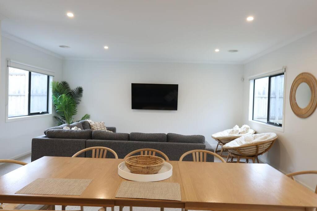 Madeley Family Getaway- Sleeping 8, central, aircon, close to shops, beach, parks, spacious