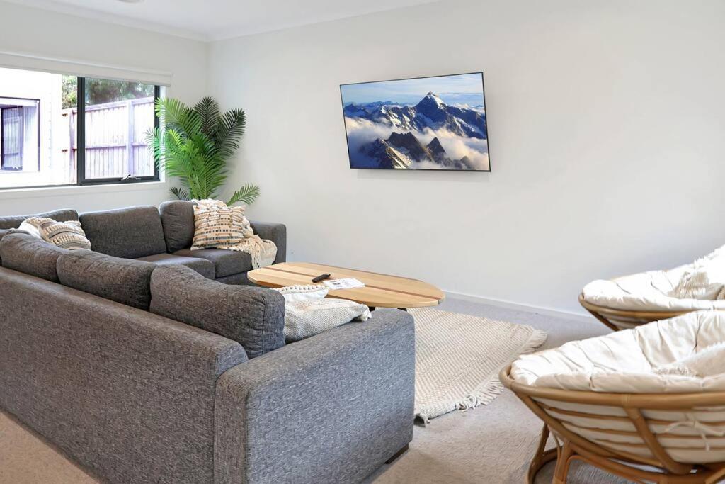 Madeley Family Getaway- Sleeping 8, central, aircon, close to shops, beach, parks, spacious