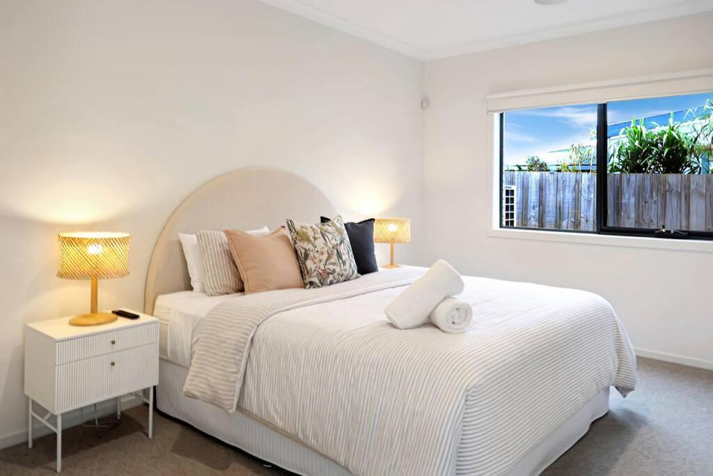 Madeley Family Getaway- Sleeping 8, central, aircon, close to shops, beach, parks, spacious