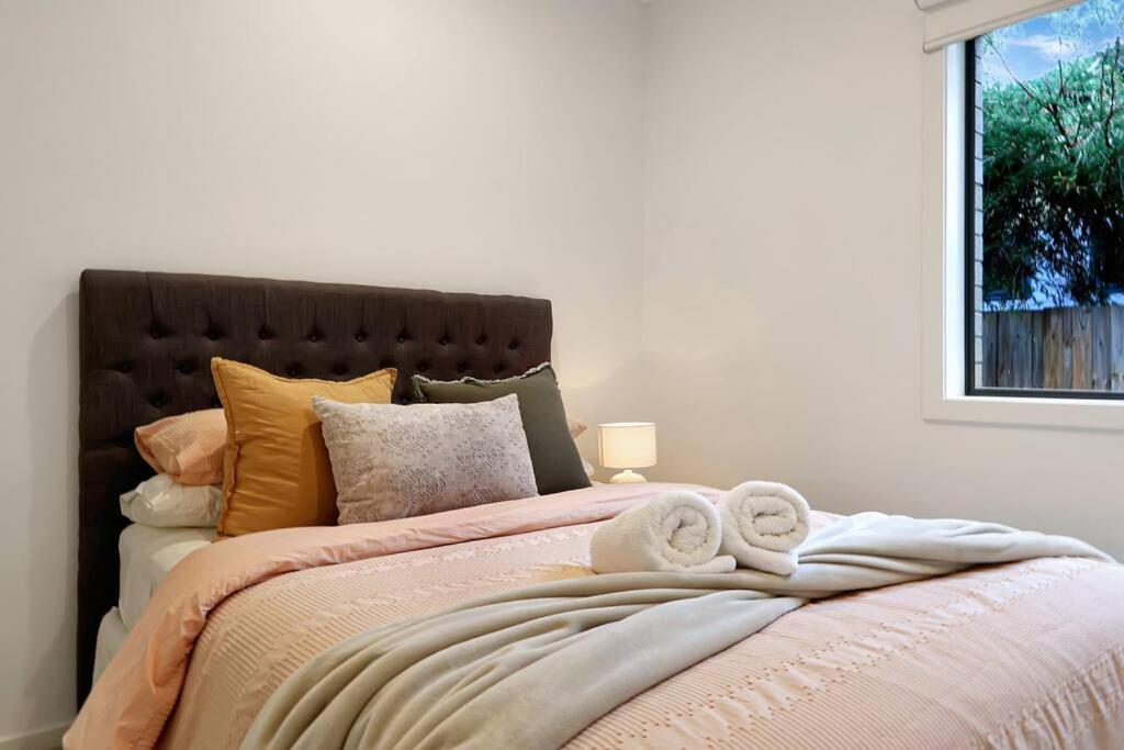 Madeley Family Getaway- Sleeping 8, central, aircon, close to shops, beach, parks, spacious
