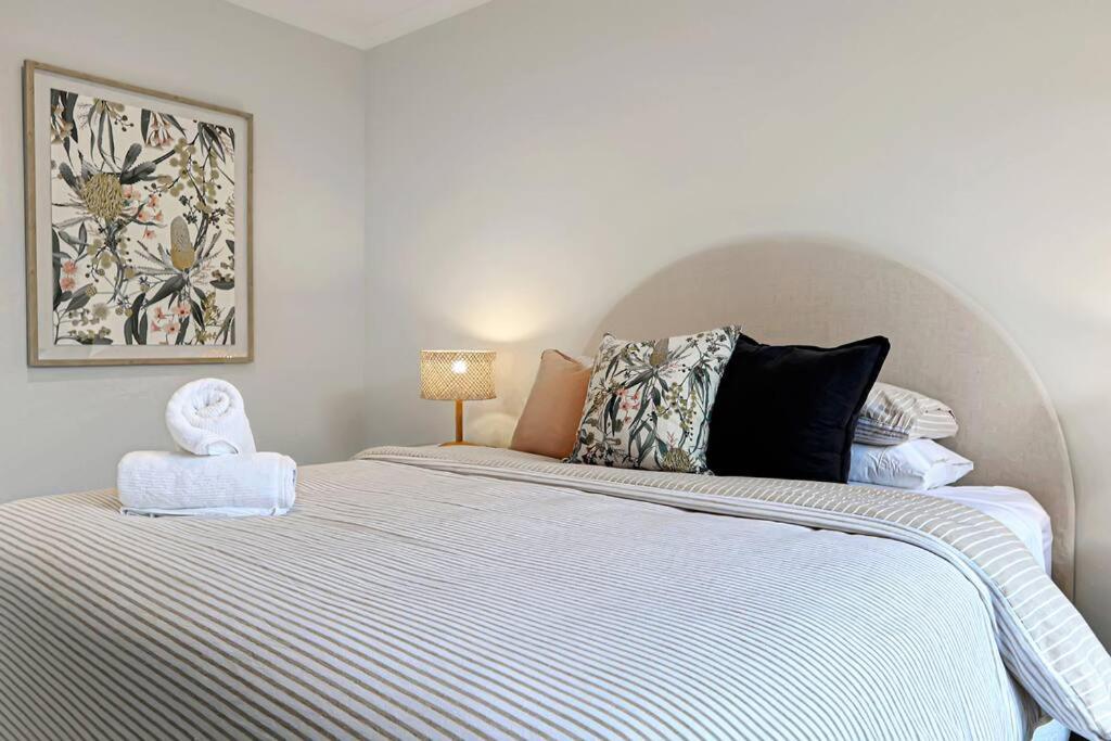 Madeley Family Getaway- Sleeping 8, central, aircon, close to shops, beach, parks, spacious