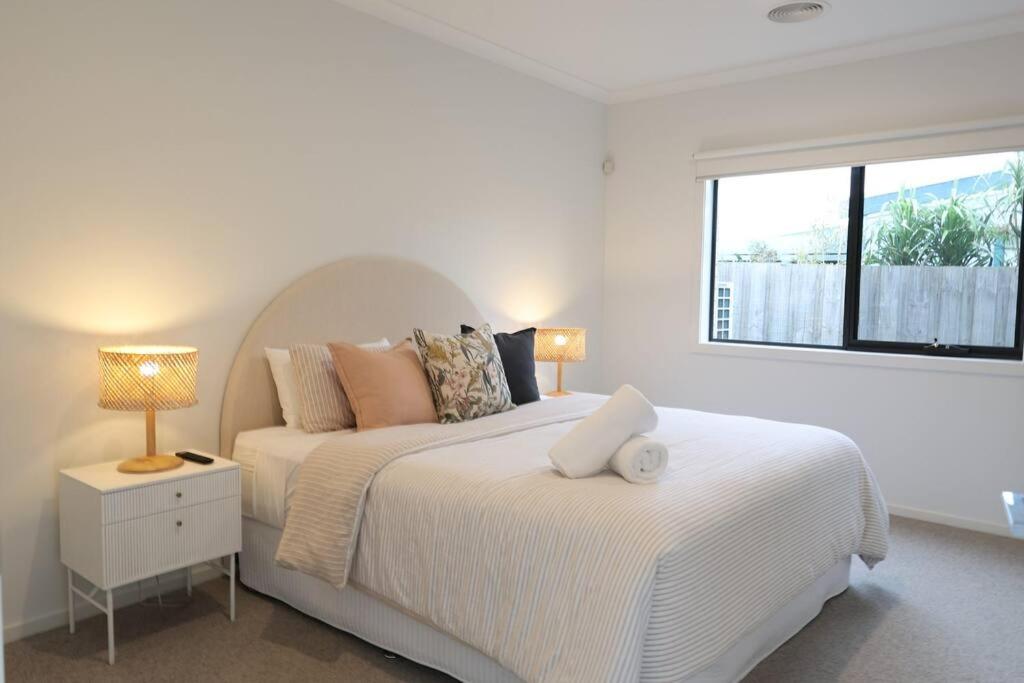 Madeley Family Getaway- Sleeping 8, central, aircon, close to shops, beach, parks, spacious