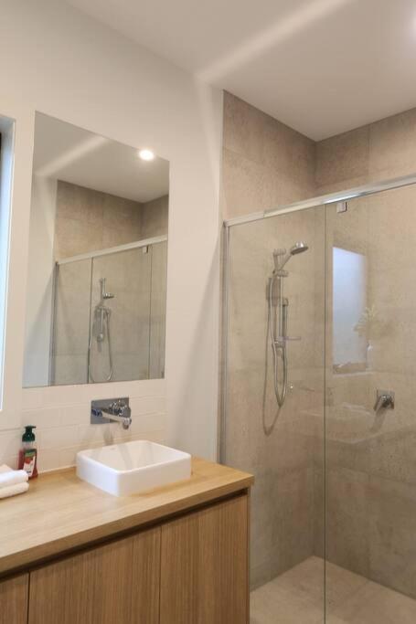 Madeley Family Getaway- Sleeping 8, central, aircon, close to shops, beach, parks, spacious