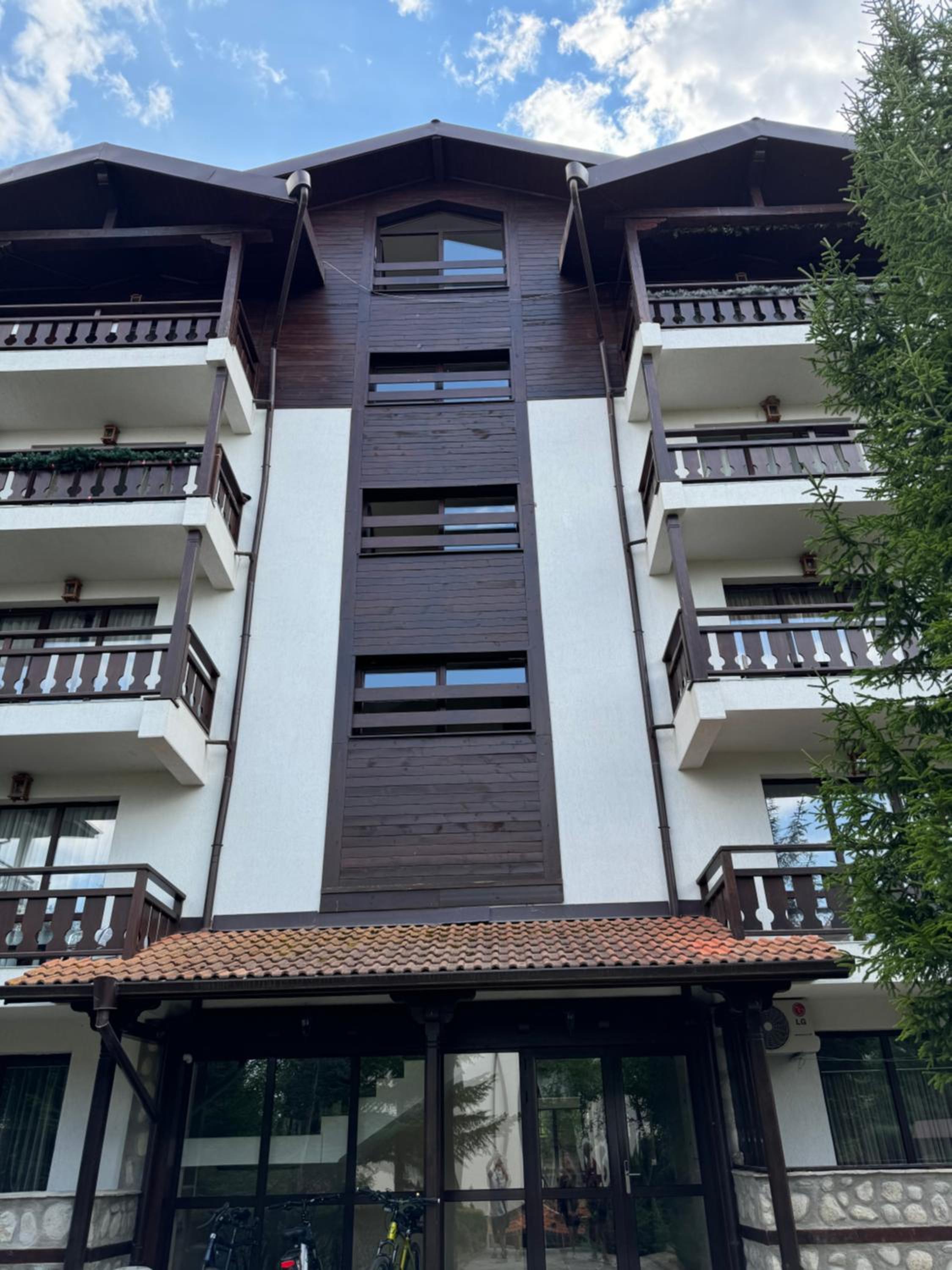 2-bedroom, 2-bathroom with fireplace and garden at Winslow Infinity