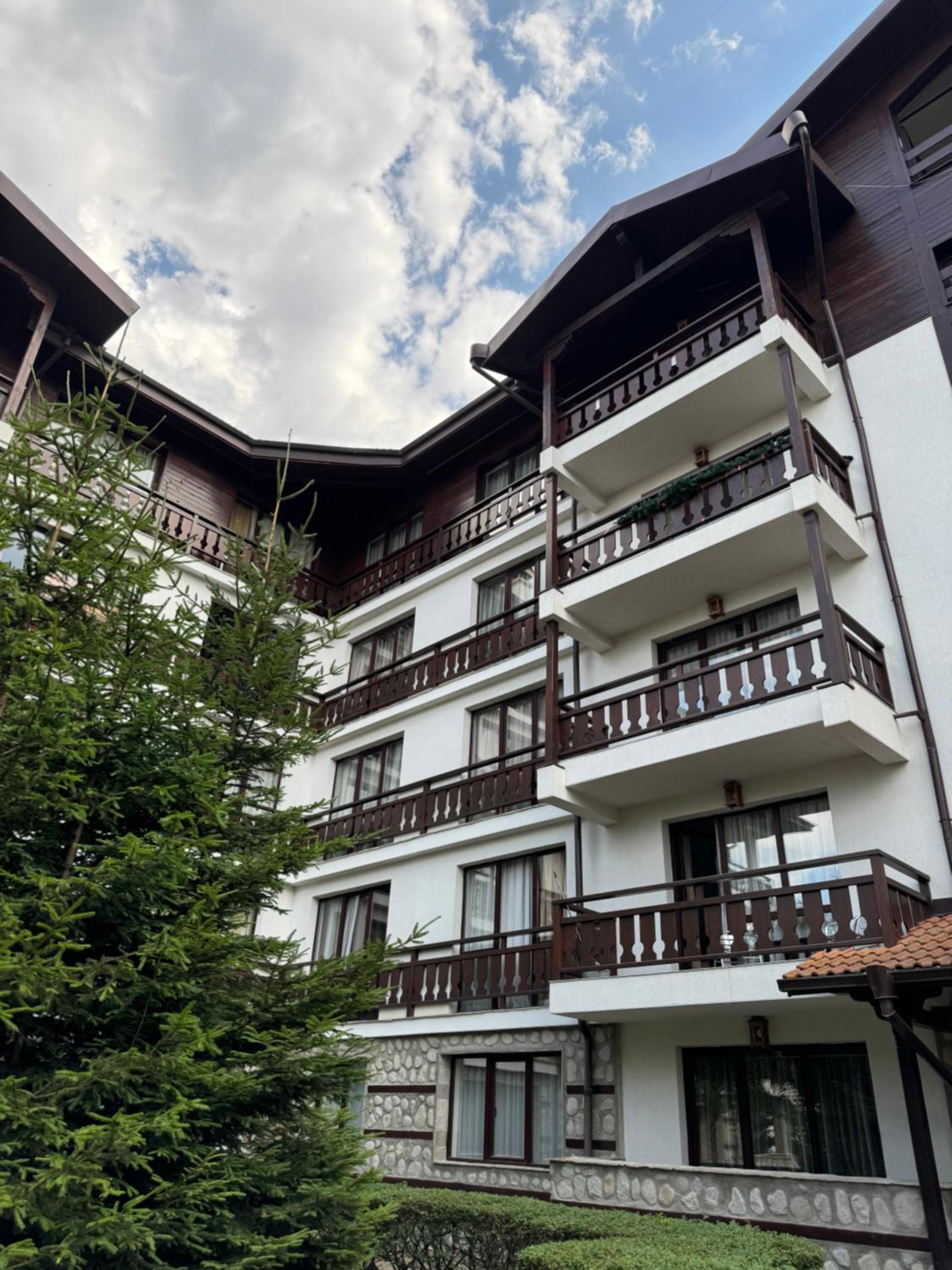2-bedroom, 2-bathroom with fireplace and garden at Winslow Infinity