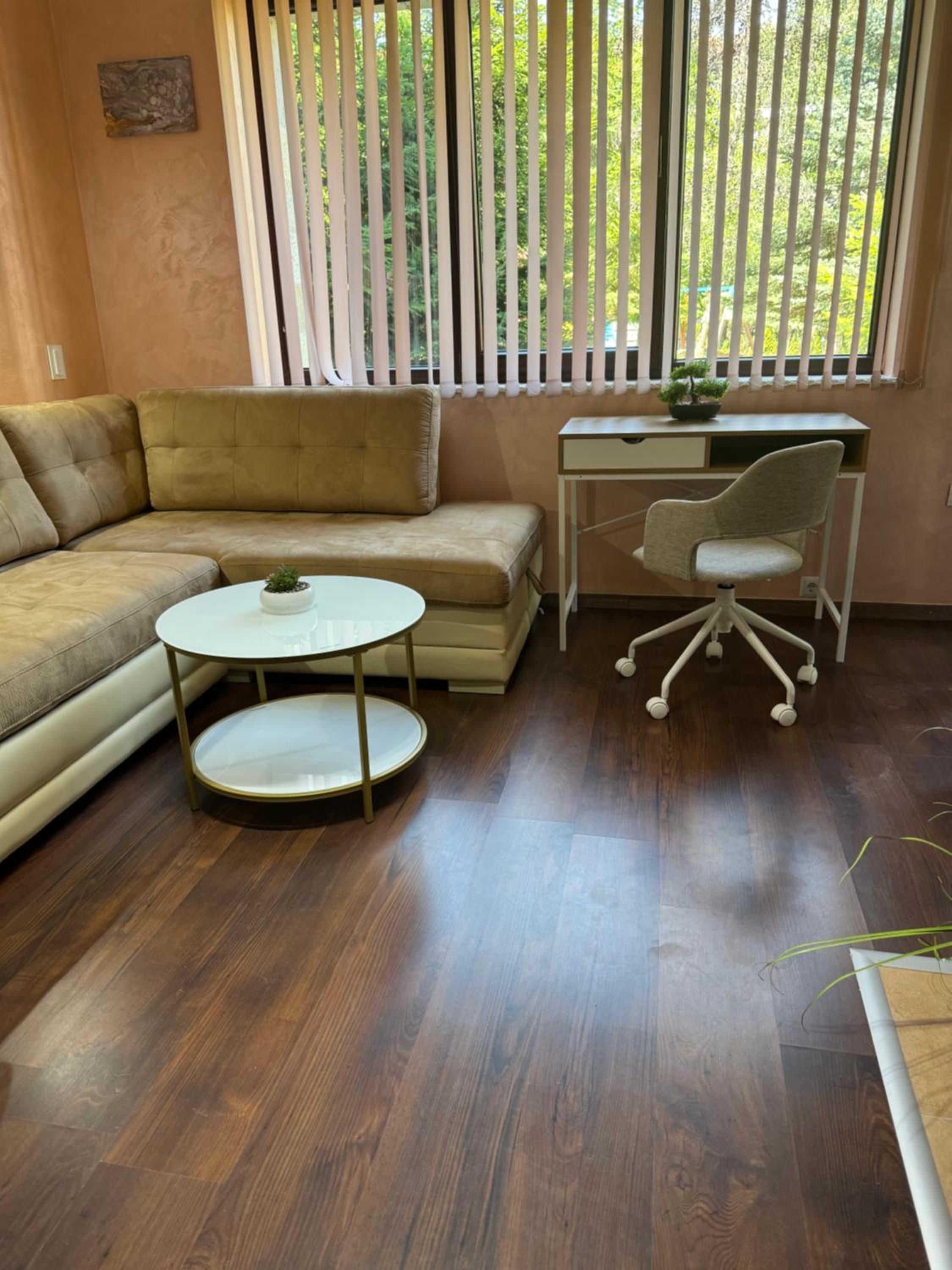 2-bedroom, 2-bathroom with fireplace and garden at Winslow Infinity